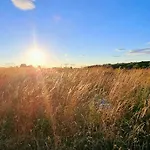 Half The World Away - Part Of The The Bay Village With Pool, Gym And Direct Access, Pub, Restaurant, Tennis And Meadows Walks * Filey