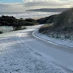 Half The World Away - Part Of The The Bay Village With Pool, Gym And Direct Access, Pub, Restaurant, Tennis And Meadows Walks