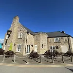 Half The World Away - Part Of The The Bay Village With Pool, Gym And Direct Access, Pub, Restaurant, Tennis And Meadows Walks *