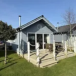 Holiday home Half The World Away - Part Of The The Bay Village With Pool, Gym And Direct Access, Pub, Restaurant, Tennis And Meadows Walks
