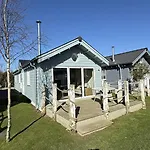 Half The World Away - Part Of The The Bay Village With Pool, Gym And Direct Access, Pub, Restaurant, Tennis And Meadows Walks