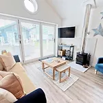 Half The World Away - Part Of The The Bay Village With Pool, Gym And Direct Access, Pub, Restaurant, Tennis And Meadows Walks Holiday home