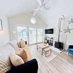 Holiday home Half The World Away - Part Of The The Bay Village With Pool, Gym And Direct Access, Pub, Restaurant, Tennis And Meadows Walks