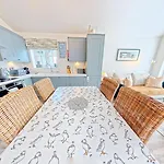 Half The World Away - Part Of The The Bay Village With Pool, Gym And Direct Access, Pub, Restaurant, Tennis And Meadows Walks
