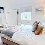 Half The World Away - Part Of The The Bay Village With Pool, Gym And Direct Access, Pub, Restaurant, Tennis And Meadows Walks *