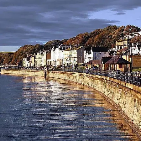 Half The World Away - Part Of The The Bay Village With Pool, Gym And Direct Access, Pub, Restaurant, Tennis And Meadows Walks Filey