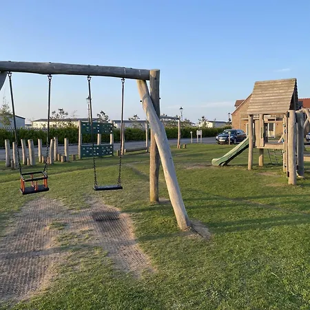 Half The World Away - Part Of The The Bay Village With Pool, Gym And Direct Access, Pub, Restaurant, Tennis And Meadows Walks *