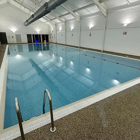 Half The World Away - Part Of The The Bay Village With Pool, Gym And Direct Access, Pub, Restaurant, Tennis And Meadows Walks *