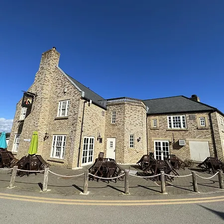 Half The World Away - Part Of The The Bay Village With Pool, Gym And Direct Access, Pub, Restaurant, Tennis And Meadows Walks *