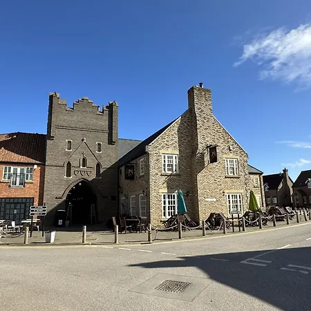 Half The World Away - Part Of The The Bay Village With Pool, Gym And Direct Access, Pub, Restaurant, Tennis And Meadows Walks