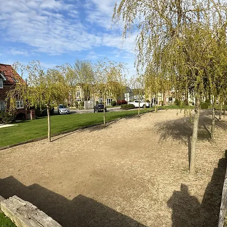 Half The World Away - Part Of The The Bay Village With Pool, Gym And Direct Access, Pub, Restaurant, Tennis And Meadows Walks Filey