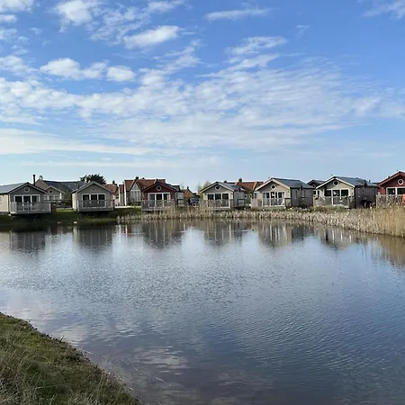 Half The World Away - Part Of The The Bay Village With Pool, Gym And Direct Access, Pub, Restaurant, Tennis And Meadows Walks