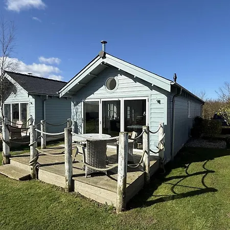 Half The World Away - Part Of The The Bay Village With Pool, Gym And Direct Access, Pub, Restaurant, Tennis And Meadows Walks