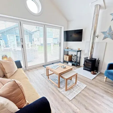 Half The World Away - Part Of The The Bay Village With Pool, Gym And Direct Access, Pub, Restaurant, Tennis And Meadows Walks Hébergement de vacances