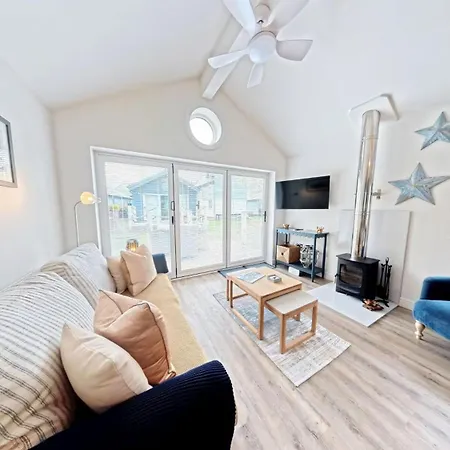 Hébergement de vacances Half The World Away - Part Of The The Bay Village With Pool, Gym And Direct Access, Pub, Restaurant, Tennis And Meadows Walks