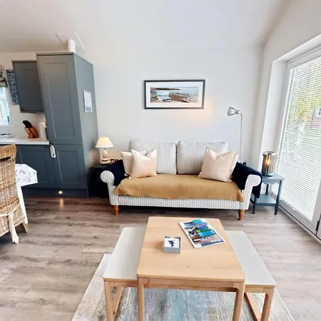 Half The World Away - Part Of The The Bay Village With Pool, Gym And Direct Access, Pub, Restaurant, Tennis And Meadows Walks Hébergement de vacances Filey