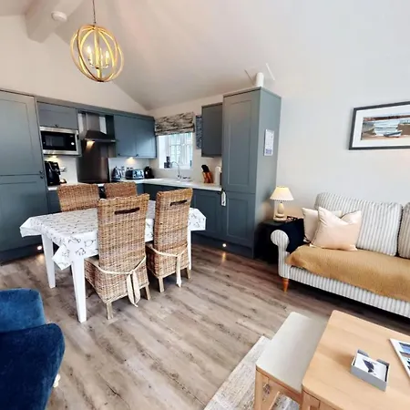 Hébergement de vacances Half The World Away - Part Of The The Bay Village With Pool, Gym And Direct Access, Pub, Restaurant, Tennis And Meadows Walks