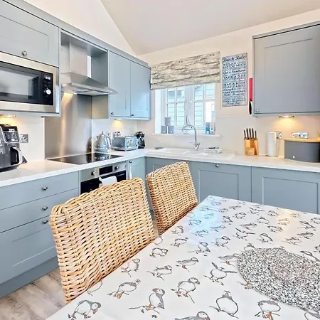 Half The World Away - Part Of The The Bay Village With Pool, Gym And Direct Access, Pub, Restaurant, Tennis And Meadows Walks Hébergement de vacances *