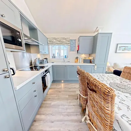 Half The World Away - Part Of The The Bay Village With Pool, Gym And Direct Access, Pub, Restaurant, Tennis And Meadows Walks Filey