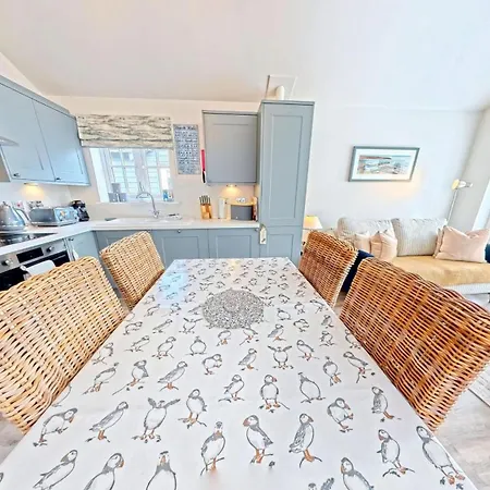 Half The World Away - Part Of The The Bay Village With Pool, Gym And Direct Access, Pub, Restaurant, Tennis And Meadows Walks