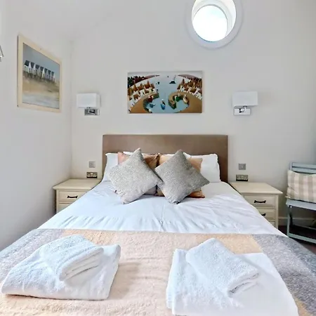 Hébergement de vacances Half The World Away - Part Of The The Bay Village With Pool, Gym And Direct Access, Pub, Restaurant, Tennis And Meadows Walks