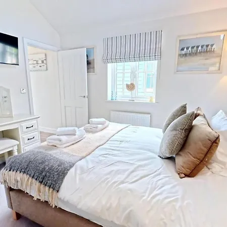 Half The World Away - Part Of The The Bay Village With Pool, Gym And Direct Access, Pub, Restaurant, Tennis And Meadows Walks *