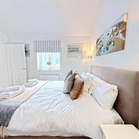 Half The World Away - Part Of The The Bay Village With Pool, Gym And Direct Access, Pub, Restaurant, Tennis And Meadows Walks Filey