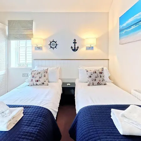 Half The World Away - Part Of The The Bay Village With Pool, Gym And Direct Access, Pub, Restaurant, Tennis And Meadows Walks