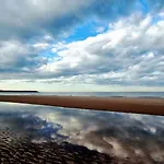 Half The World Away - Part Of The The Bay Village With Pool, Gym And Direct Access, Pub, Restaurant, Tennis And Meadows Walks
