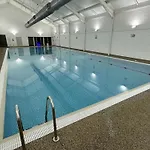Half The World Away - Part Of The The Bay Village With Pool, Gym And Direct Access, Pub, Restaurant, Tennis And Meadows Walks *
