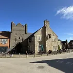 Half The World Away - Part Of The The Bay Village With Pool, Gym And Direct Access, Pub, Restaurant, Tennis And Meadows Walks