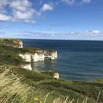Half The World Away - Part Of The The Bay Village With Pool, Gym And Direct Access, Pub, Restaurant, Tennis And Meadows Walks Filey