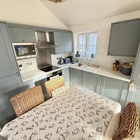 Half The World Away - Part Of The The Bay Village With Pool, Gym And Direct Access, Pub, Restaurant, Tennis And Meadows Walks Сasa de vacaciones *