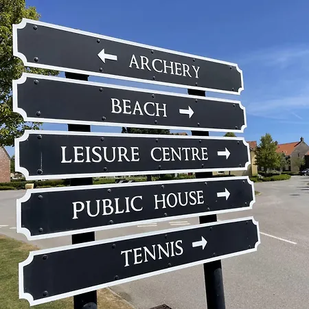 Half The World Away - Part Of The The Bay Village With Pool, Gym And Direct Access, Pub, Restaurant, Tennis And Meadows Walks *